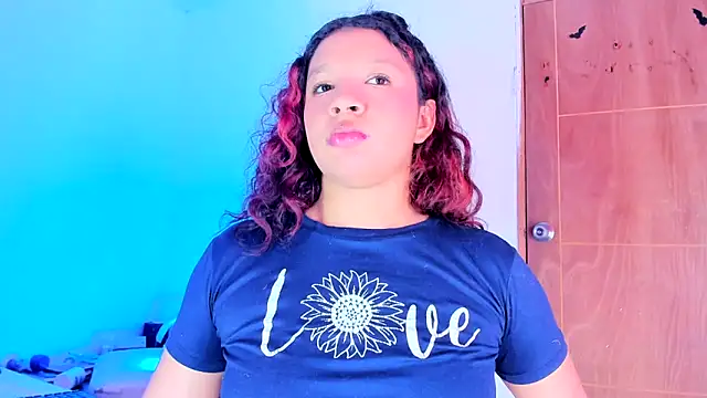 Snapshot of Emily_Coper18 chatting on April 2026 06:10:01 PM Emily Coper18 online show from April 2026 06:10:01 PM