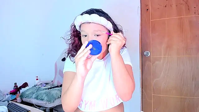Snapshot of Emily_Coper18 chatting on May 2026 02:32:02 PM Emily Coper18 online show from May 2026 02:32:02 PM