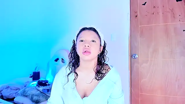 Snapshot of Emily_Coper18 chatting on May 2026 02:24:02 PM Emily Coper18 online show from May 2026 02:24:02 PM