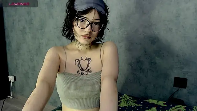 Snapshot of LizzieLight chatting on December 2024 01:07:02 AM LizzieLight online show from December 2024 01:07:02 AM