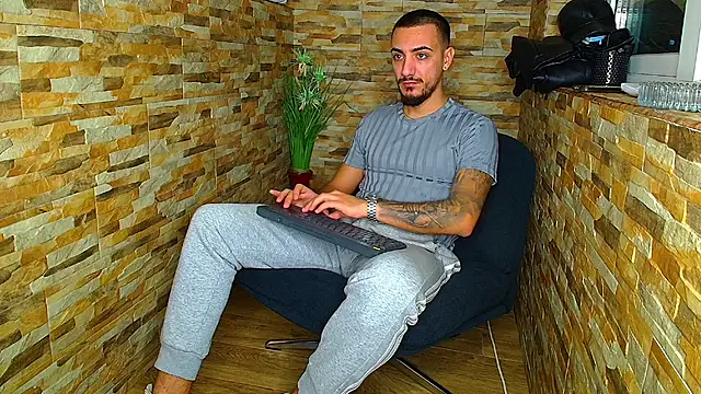 Snapshot of AndrewBanner chatting on December 2024 04:20:02 AM AndrewBanner online show from December 2024 04:20:02 AM