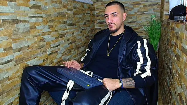 Snapshot of AndrewBanner chatting on December 2024 04:33:02 AM AndrewBanner online show from December 2024 04:33:02 AM