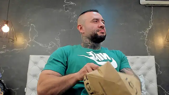 Snapshot of BruceDallas chatting on December 2024 12:44:01 AM BruceDallas online show from December 2024 12:44:01 AM