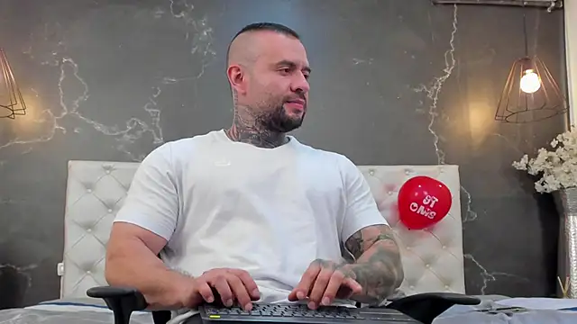 Snapshot of BruceDallas chatting on February 2025 02:37:01 AM BruceDallas online show from February 2025 02:37:01 AM