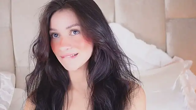 Snapshot of KiraKayleigh1 chatting on February 2025 08:31:01 PM KiraKayleigh1 online show from February 2025 08:31:01 PM