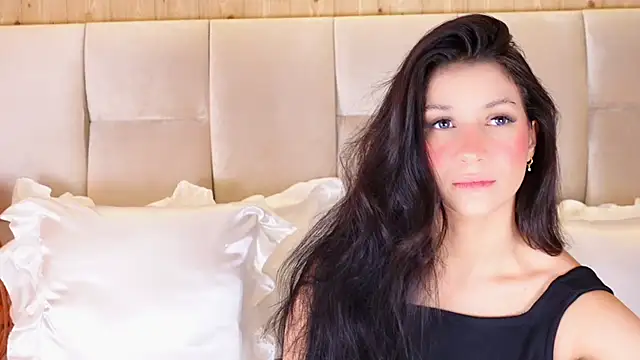 Snapshot of KiraKayleigh1 chatting on June 2026 01:37:01 AM KiraKayleigh1 online show from June 2026 01:37:01 AM