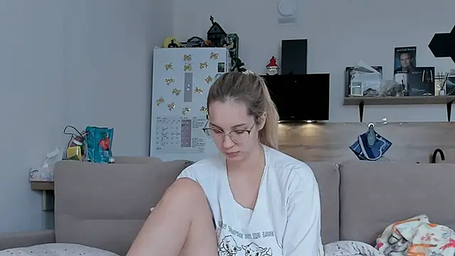 Snapshot of Girl_alone_home chatting on May 2026 04:53:01 AM Girl alone home online show from May 2026 04:53:01 AM