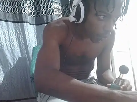 Snapshot of Larry-n-clouds chatting on December 2025 05:03:02 AM Larry-n-clouds online show from December 2025 05:03:02 AM