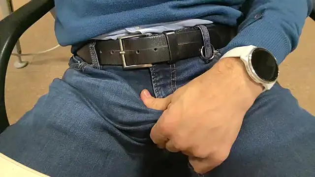 alessandroman2114 online show from December 2025 05:29:02 PM