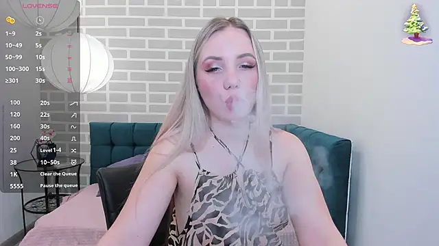 Snapshot of EvaMoran chatting on June 2026 01:44:02 AM EvaMoran online show from June 2026 01:44:02 AM