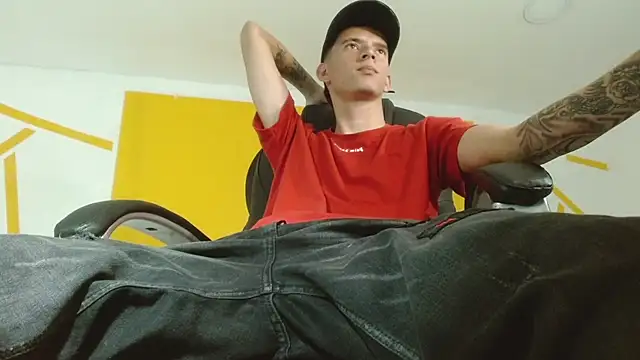 Snapshot of FrannBoy chatting on March 2025 01:00:02 AM FrannBoy online show from March 2025 01:00:02 AM