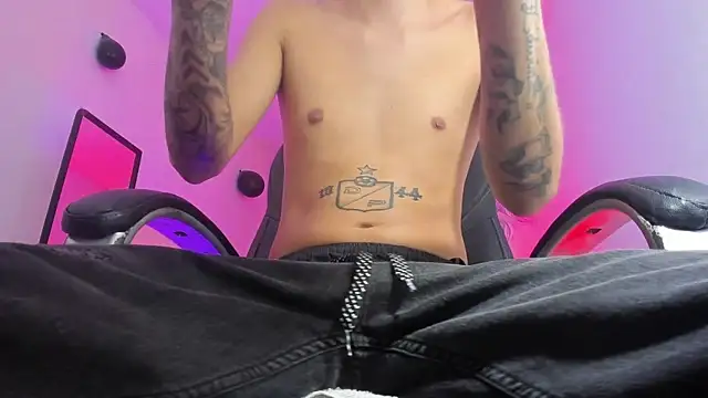 Snapshot of FrannBoy chatting on March 2025 07:04:02 PM FrannBoy online show from March 2025 07:04:02 PM