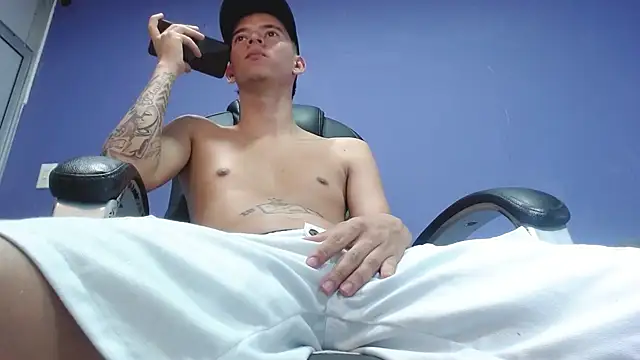 Snapshot of FrannBoy chatting on March 2025 08:11:01 PM FrannBoy online show from March 2025 08:11:01 PM