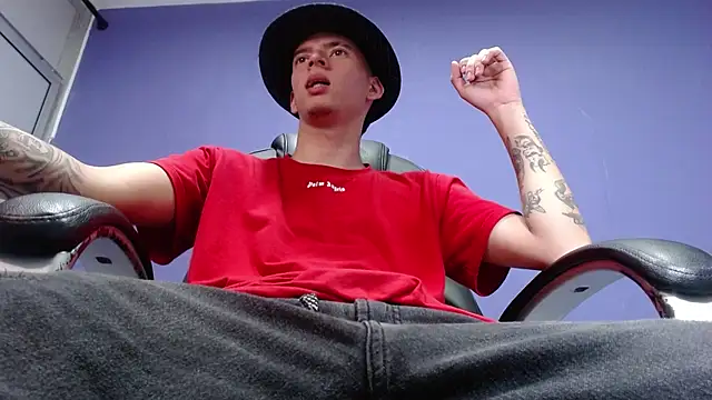 Snapshot of FrannBoy chatting on March 2025 03:29:01 AM FrannBoy online show from March 2025 03:29:01 AM