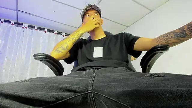 Snapshot of FrannBoy chatting on March 2025 07:32:01 PM FrannBoy online show from March 2025 07:32:01 PM