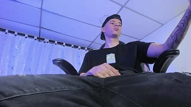 Snapshot of FrannBoy chatting on March 2025 01:53:02 AM FrannBoy online show from March 2025 01:53:02 AM