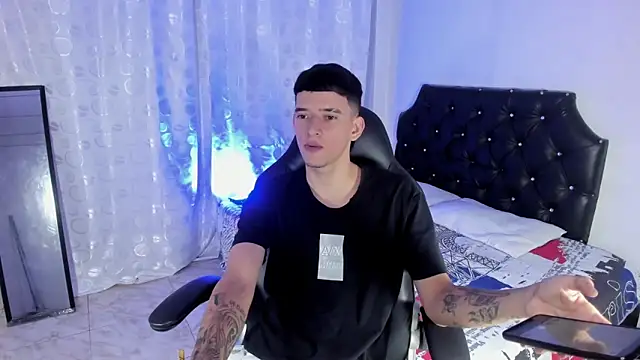 Snapshot of FrannBoy chatting on March 2025 07:18:01 PM FrannBoy online show from March 2025 07:18:01 PM