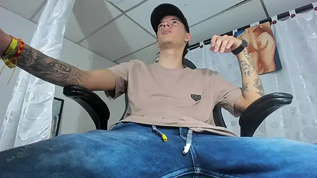 Snapshot of FrannBoy chatting on March 2025 05:36:01 PM FrannBoy online show from March 2025 05:36:01 PM