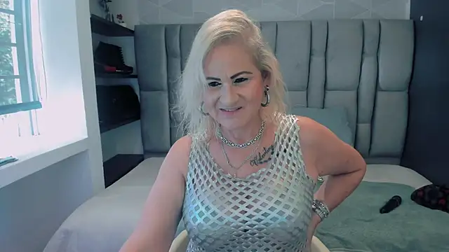 ScarletHoot  online show from February 2026 07:28:01 PM
