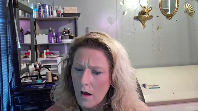 Snapshot of Lisalovely6981 chatting on January 2025 06:13:01 PM Lisalovely6981 online show from January 2025 06:13:01 PM