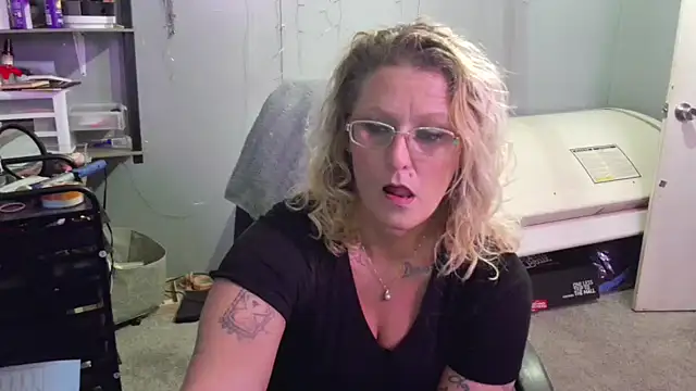 Snapshot of Lisalovely6981 chatting on February 2025 05:15:02 PM Lisalovely6981 online show from February 2025 05:15:02 PM