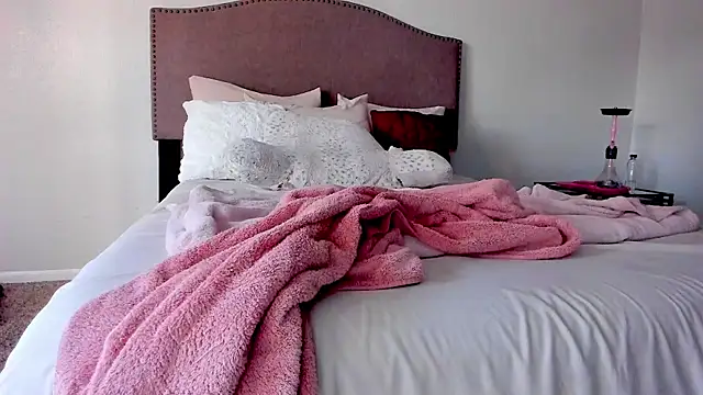 yiauana online show from October 2025 11:04:02 PM