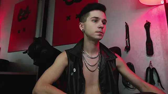 Joseph  Quinn online show from January 2025 02:12:02 PM