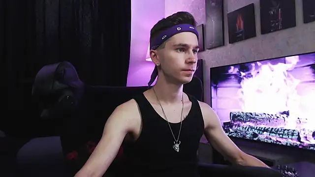 Joseph  Quinn online show from September 2025 08:36:01 AM