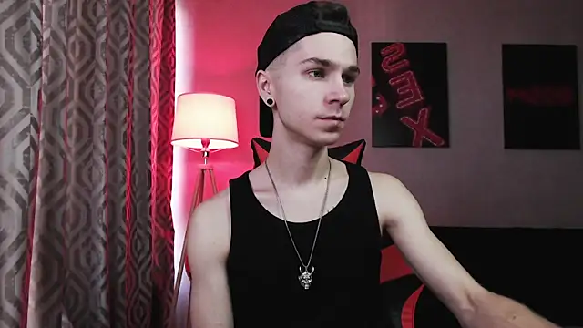 Joseph  Quinn online show from November 2025 07:08:02 AM