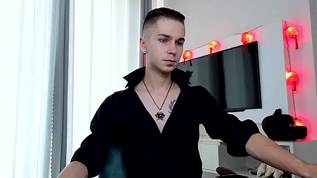 Joseph  Quinn online show from April 2026 04:28:01 AM