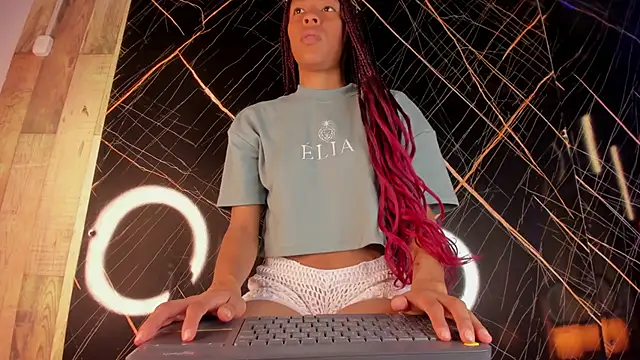 Kloe Suarez  online show from November 2025 07:30:01 PM