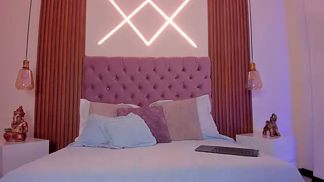 Sophia turneer online show from December 2025 08:04:02 PM