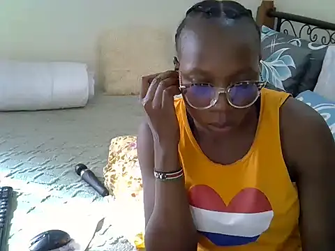 Snapshot of Sweet_Bear chatting on May 2026 01:18:02 PM Sweet Bear online show from May 2026 01:18:02 PM