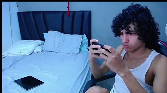 Snapshot of Tayronx33 chatting on November 2025 06:21:01 PM Tayronx33 online show from November 2025 06:21:01 PM