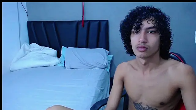 Snapshot of Tayronx33 chatting on November 2025 04:28:02 PM Tayronx33 online show from November 2025 04:28:02 PM