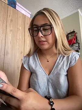 Snapshot of Miabonnett_ chatting on April 2026 03:10:02 PM Miabonnett online show from April 2026 03:10:02 PM