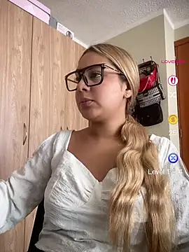 Snapshot of Miabonnett_ chatting on May 2026 03:06:02 PM Miabonnett online show from May 2026 03:06:02 PM