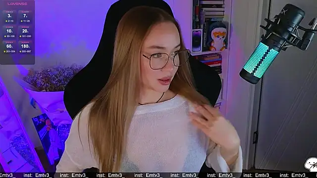 Emili1- online show from December 2025 01:53:01 PM