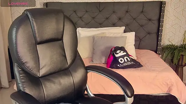 Snapshot of sussy__stone chatting on December 2024 06:34:01 PM sussy stone online show from December 2024 06:34:01 PM