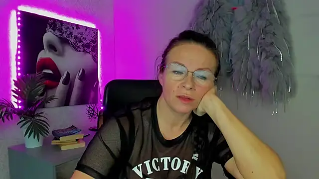 HelenLuxx online show from October 2025 06:43:01 PM