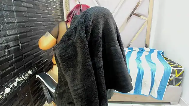 Snapshot of DaianaLutz chatting on October 2025 01:54:02 PM DaianaLutz online show from October 2025 01:54:02 PM