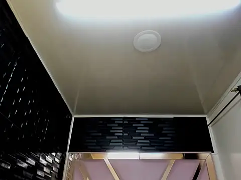 Snapshot of DaianaLutz chatting on November 2025 01:45:01 PM DaianaLutz online show from November 2025 01:45:01 PM