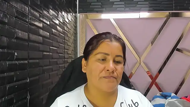 Snapshot of DaianaLutz chatting on November 2025 03:47:01 PM DaianaLutz online show from November 2025 03:47:01 PM