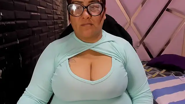 Snapshot of DaianaLutz chatting on November 2025 03:58:01 PM DaianaLutz online show from November 2025 03:58:01 PM