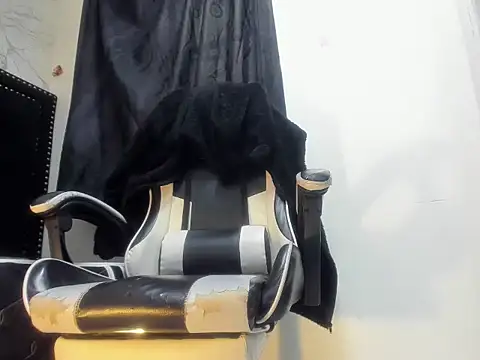 Snapshot of DaianaLutz chatting on December 2025 09:09:02 PM DaianaLutz online show from December 2025 09:09:02 PM