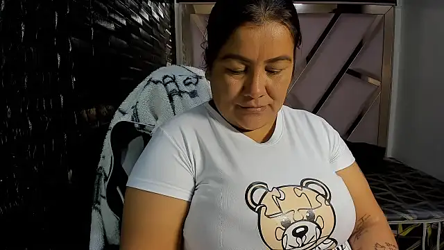 Snapshot of DaianaLutz chatting on January 2026 01:24:02 PM DaianaLutz online show from January 2026 01:24:02 PM