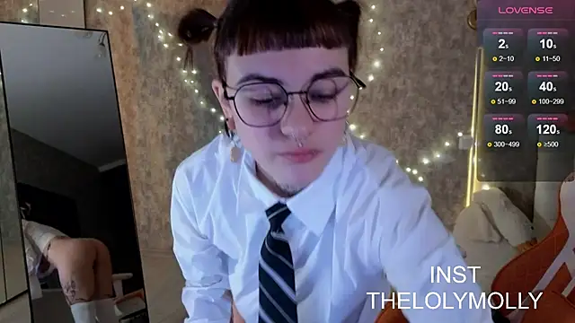 Snapshot of LolyMolli chatting on October 2025 10:07:01 AM LolyMolli online show from October 2025 10:07:01 AM