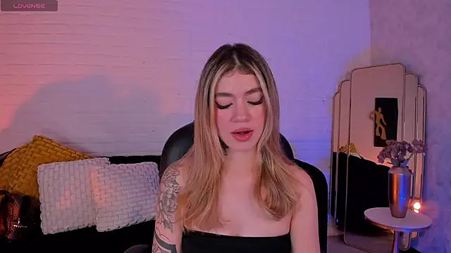 ViolettHansson online show from December 2025 06:38:01 PM