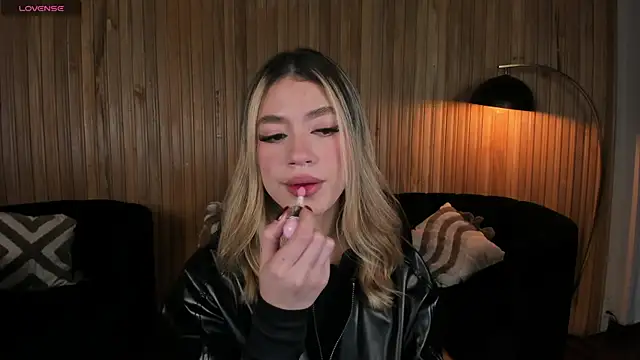 ViolettHansson online show from January 2026 11:26:01 AM