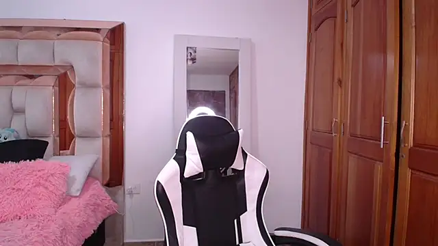 emilyaboott online show from April 2026 11:15:02 PM